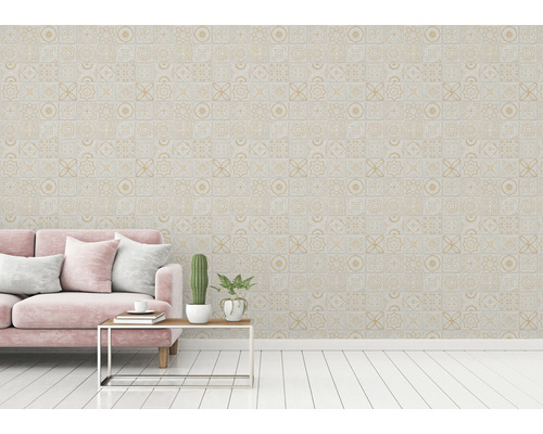 Woonkamer met bank voor een muur met tegelpatroon