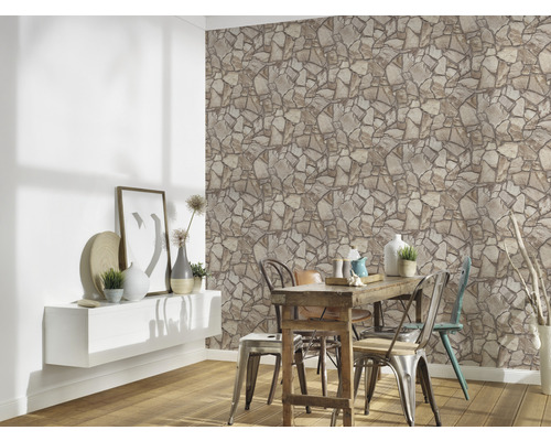 Woonkamer met stenen behang, tafel en stoelen voor een natuurlijke sfeer