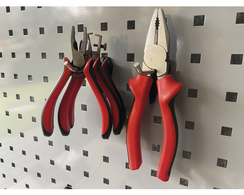 Twee tangen met handgrepen hangen aan een gereedschapswand.