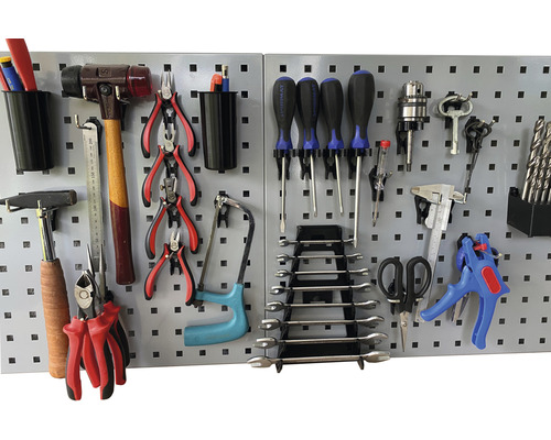 Gereedschapswand met hamer, tangen, schroevendraaiers en ander gereedschap