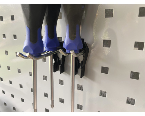 Twee schroevendraaiers hangen aan een geperforeerde wandhouder.