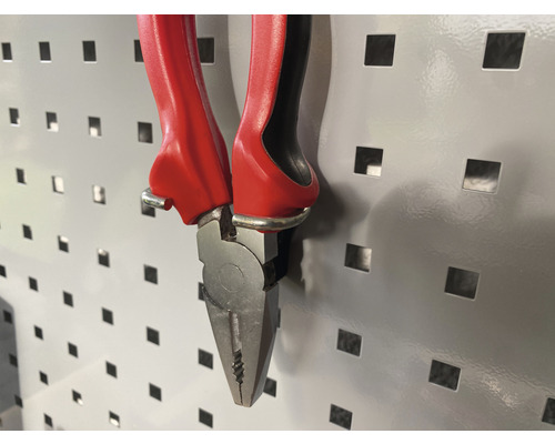 Combinatietang met handgrepen op een gereedschapswand