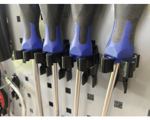 Close-up van schroevendraaiers die in een gereedschapswandhouder zijn bevestigd