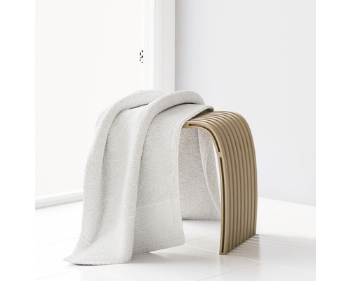 Handdoek op badkruk in de badkamer
