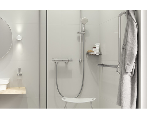 Lichte badkamer met douche, douchekruk, handgreep en badjas