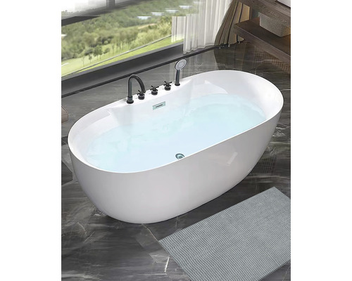 Vrijstaand bad gevuld met water in de badkamer.