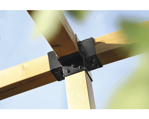 Detail van een houten constructie met zwarte hoekverbindingen en schroeven