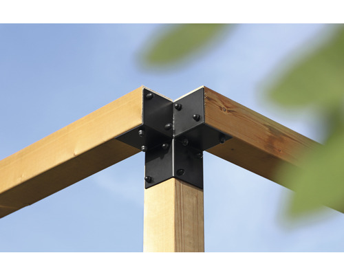 Detailopname van een houten constructie met een zwarte hoekverbinding