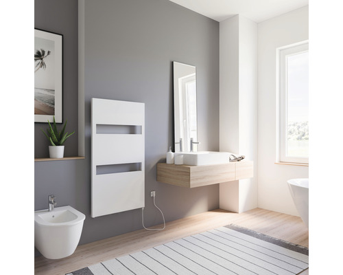 SCHULTE Elektrische designradiator Turin 114,3 x 60,5 cm 600 Watt wit rechts Moderne badkamer met radiator, wastafel en bidet voor een heldere en georganiseerde sfeer.