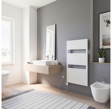 Moderne badkamer met wastafel, spiegel, radiator en bidet