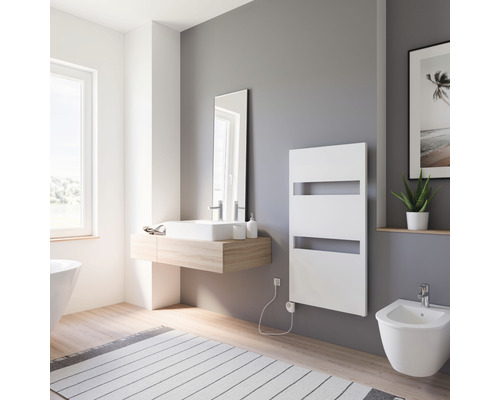 Moderne badkamer met wastafel, spiegel, radiator en bidet