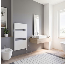 Moderne badkamer met handdoekradiator, wastafel en bidet