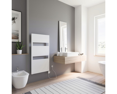 Moderne badkamer met handdoekradiator, wastafel en bidet