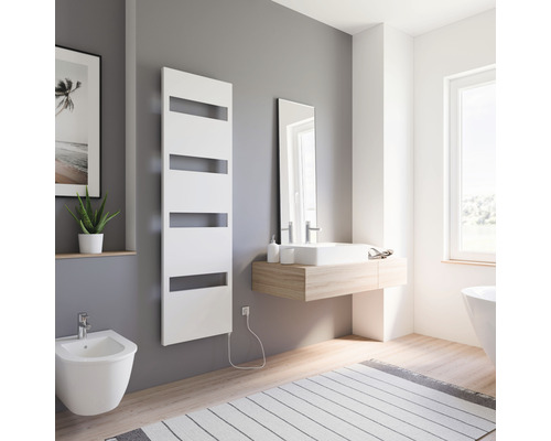 Moderne badkamer met bidet, wastafel, spiegel en witte radiator