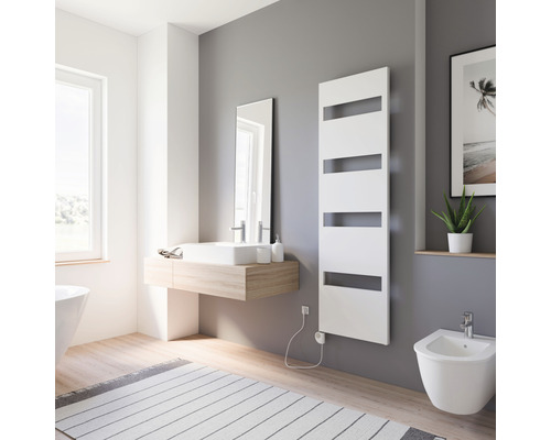 Badkamer met wastafel, spiegel, handdoekradiator en bidet