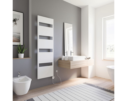 Badkamer met bidet, wastafel en witte handdoekradiator