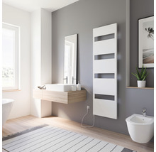 Moderne badkamer met wastafel, spiegel, radiator en bidet