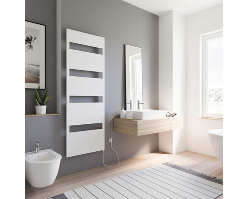 Moderne badkamer met witte radiator, wastafel, spiegel en bidet