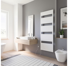 Badkamer met wastafel, spiegel, handdoekradiator en bidet