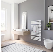 Moderne badkamer met handdoekradiator, wastafel, spiegel en bidet