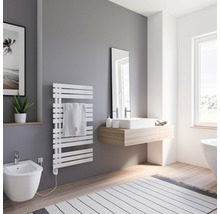Moderne badkamer met handdoekradiator, wastafel en bidet
