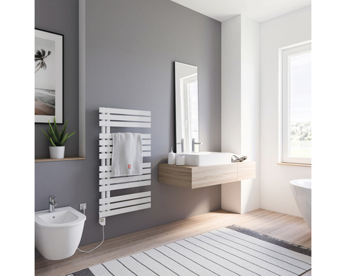 Moderne badkamer met handdoekradiator, wastafel en bidet