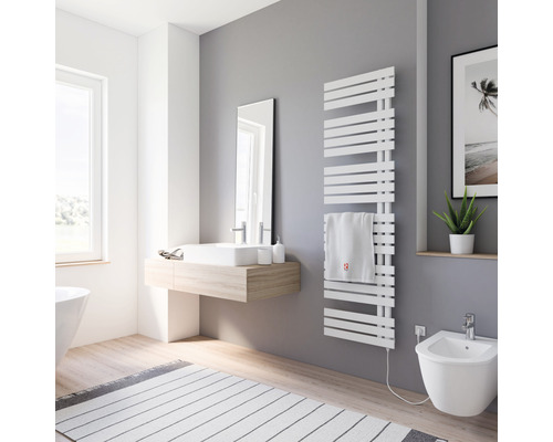 Moderne badkamer met radiator, wastafel, spiegel en bidet.