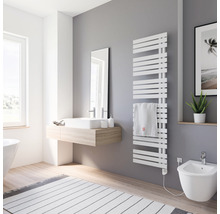Moderne badkamer met verwarming, wastafel en bidet