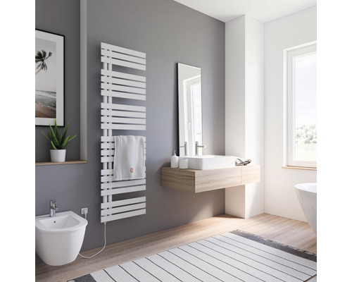 Lichte badkamer met handdoekradiator, wastafel, spiegel en bidet.