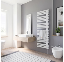 Moderne badkamer met handdoekradiator, wastafel, spiegel en bidet