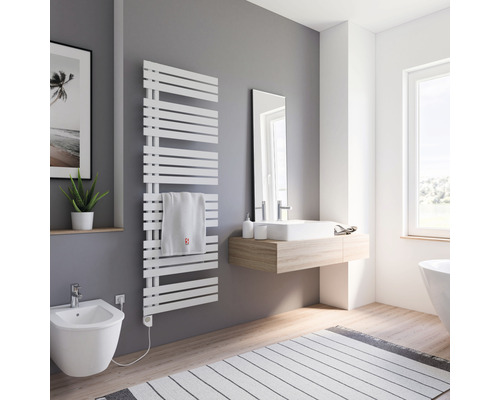 Moderne badkamer met radiator, wastafel en bidet