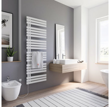 Lichte badkamer met bidet, wastafel en handdoekradiator