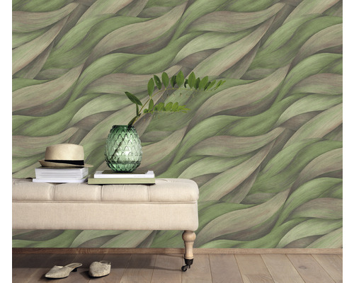 Woonkamer met patroonbehang, zitbank, decoratie en houten vloer