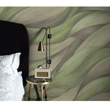 Slaapkamer met patroonbehang, bedlamp en bed