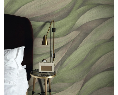 Slaapkamer met patroonbehang, bedlamp en bed