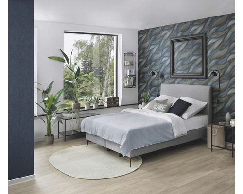 Slaapkamer met bed, nachtkastjes, decoraties en gestructureerd behang