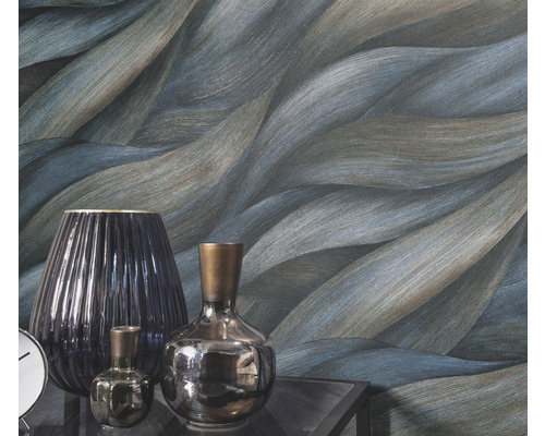 Decoratief behang met golfpatroon en vazen op een tafel