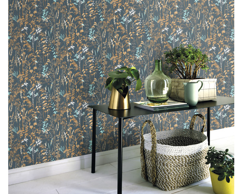 Decoratief behang met plantenmotief in een woonkamer