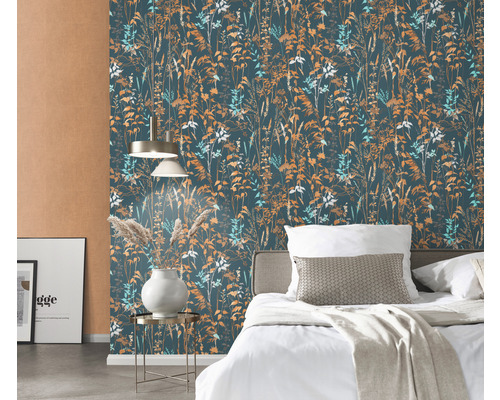 Slaapkamer met bloemenbehang, bed en nachtlamp.