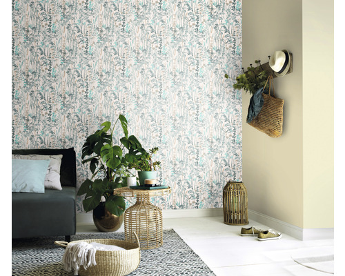 Woonkamer met bloemenbehang, bank en planten