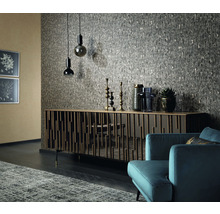 Woonkamer met patroonbehang, dressoir en decoratie