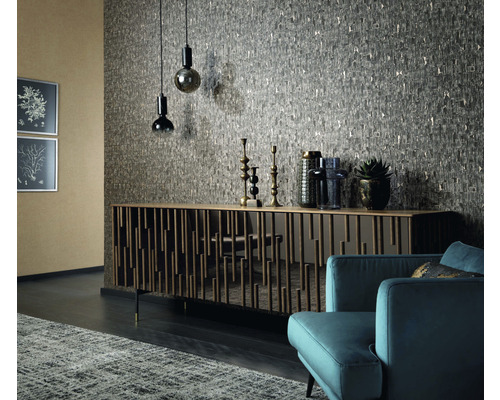 Woonkamer met patroonbehang, dressoir en decoratie