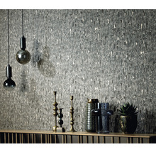 Decoratieve kamer met patroonbehang, lampen en decoratieve objecten
