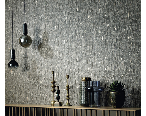 Decoratieve kamer met patroonbehang, lampen en decoratieve objecten