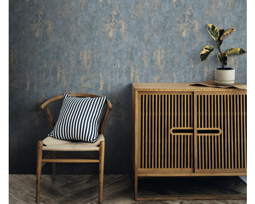 Woonkamer met patroonbehang, houten stoel met kussen en dressoir