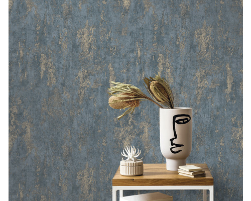 Decoratief behang met abstract patroon, gecombineerd met een vaas en decoratieve elementen op een tafel.