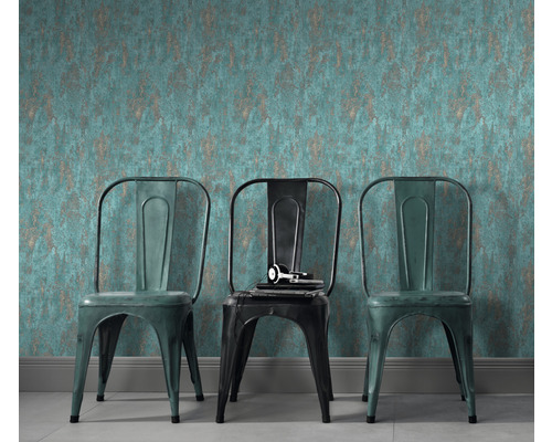 Scene met patroonbehang en drie metalen stoelen