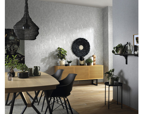 Woonkamer met eettafel, stoelen, dressoir en decoratieve elementen