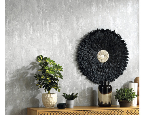 Decoratief interieur met behang met patroon, dressoir en kamerplanten.