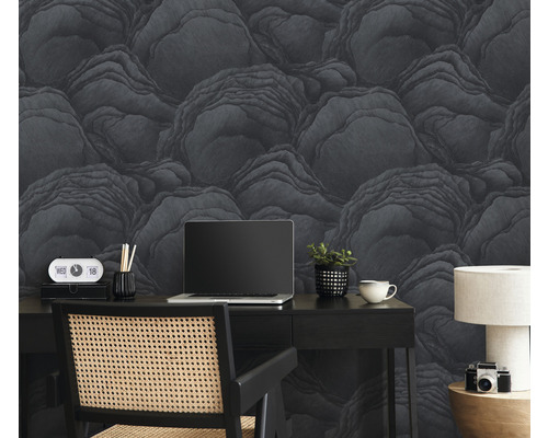 Werkkamer met bureau, stoel, lamp en behang met steendesign